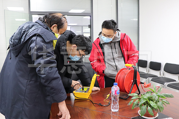 珠海眾成達(dá)機(jī)電有限公司來訪華意電力.jpg 電纜故障測試儀.jpg